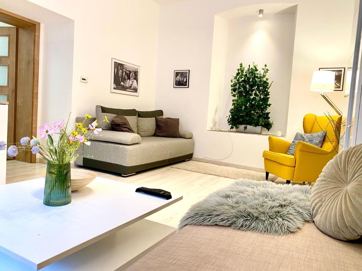 James Bond Apartment Old Town Bratislava Ngoại thất bức ảnh