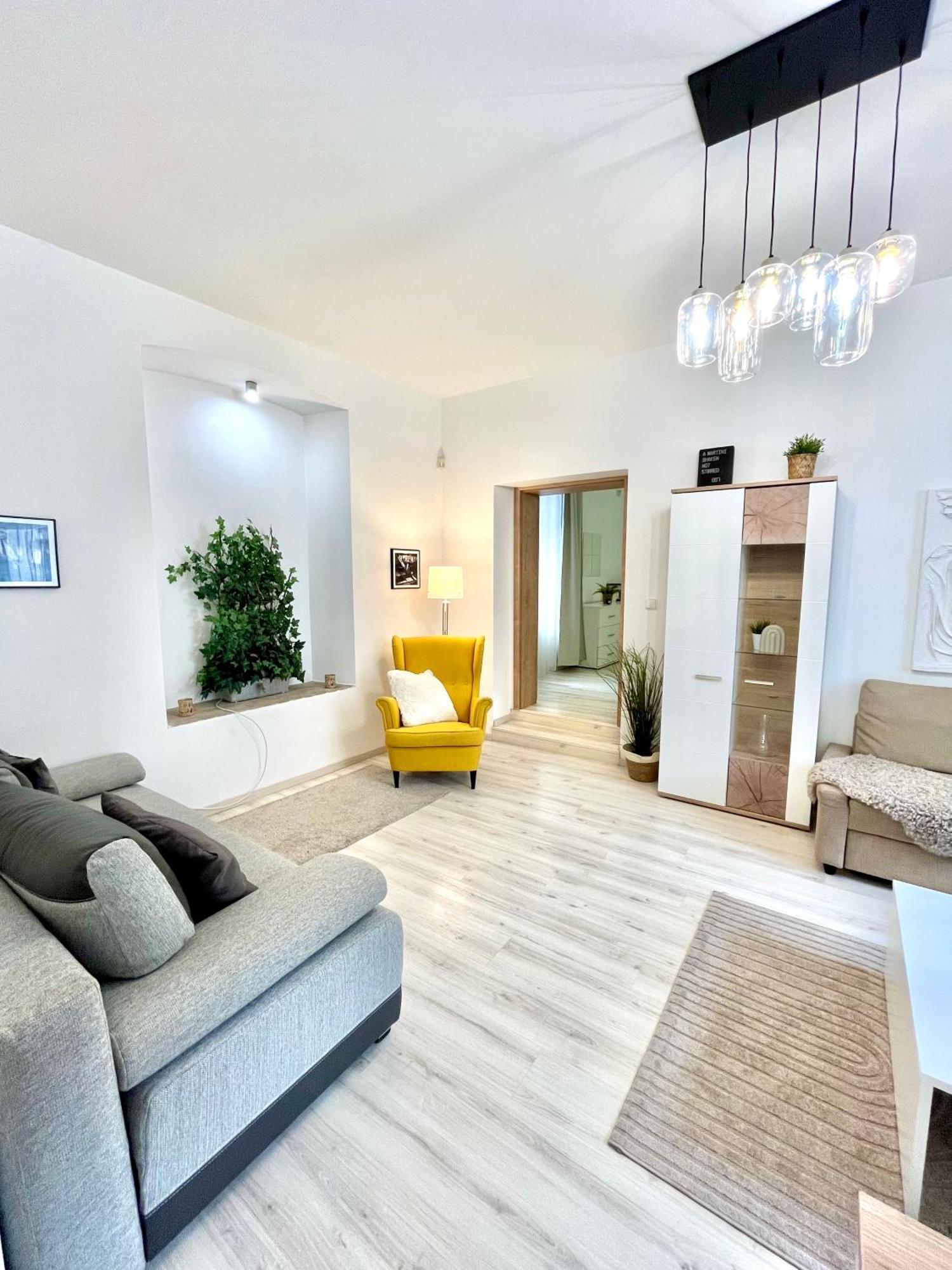 James Bond Apartment Old Town Bratislava Ngoại thất bức ảnh