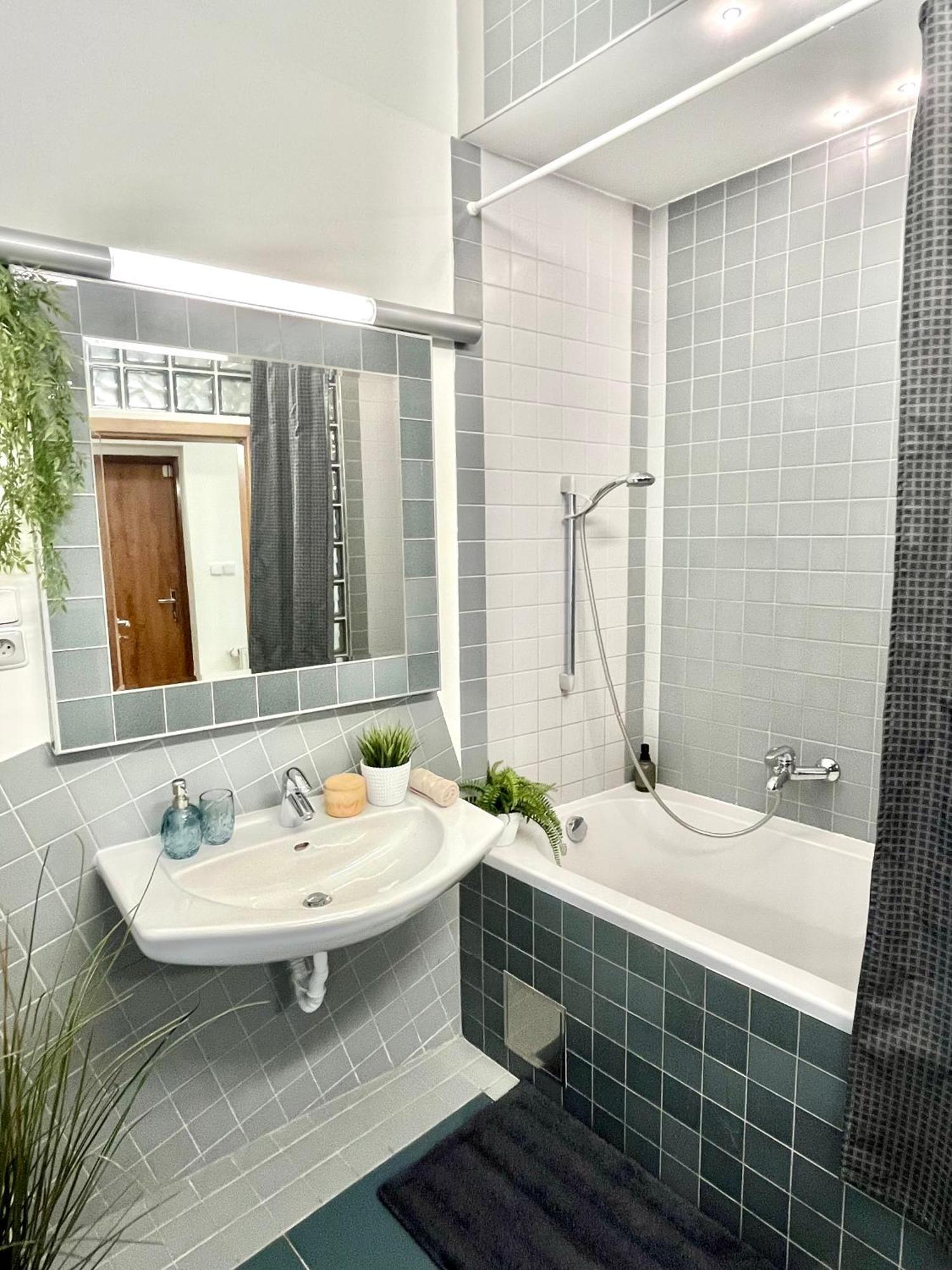 James Bond Apartment Old Town Bratislava Ngoại thất bức ảnh