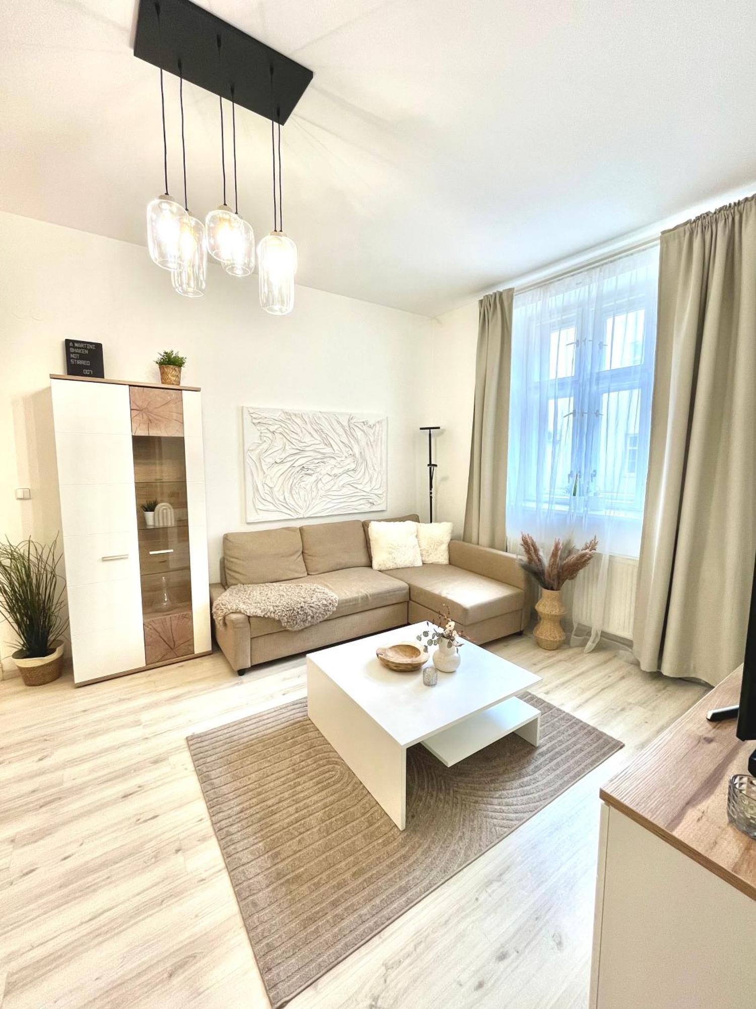 James Bond Apartment Old Town Bratislava Ngoại thất bức ảnh