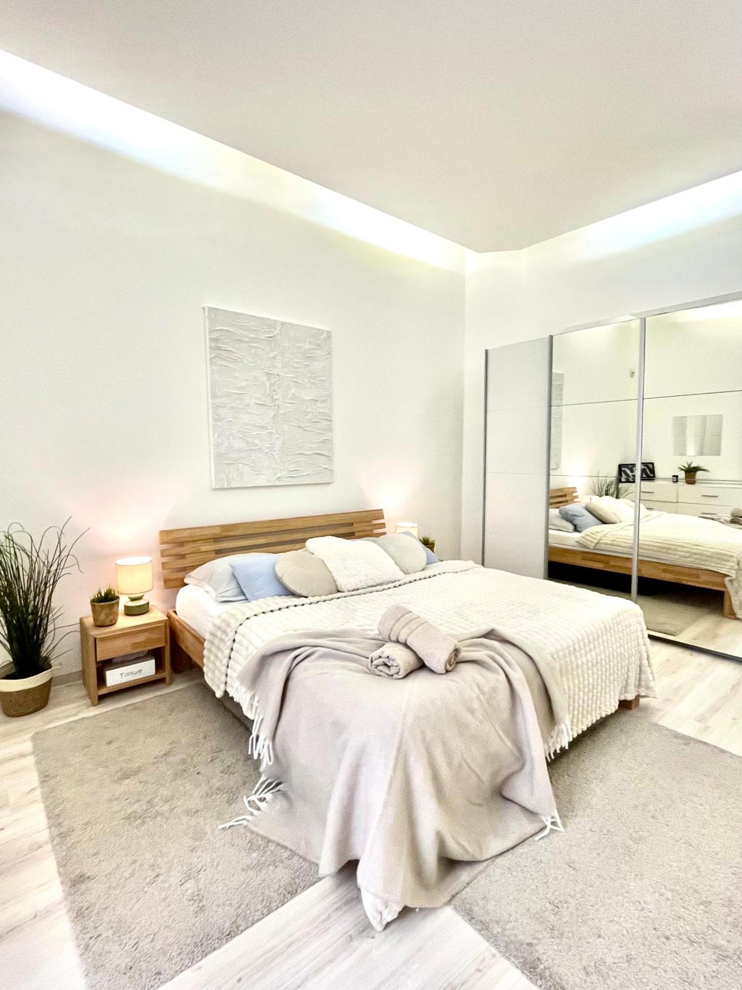 James Bond Apartment Old Town Bratislava Ngoại thất bức ảnh