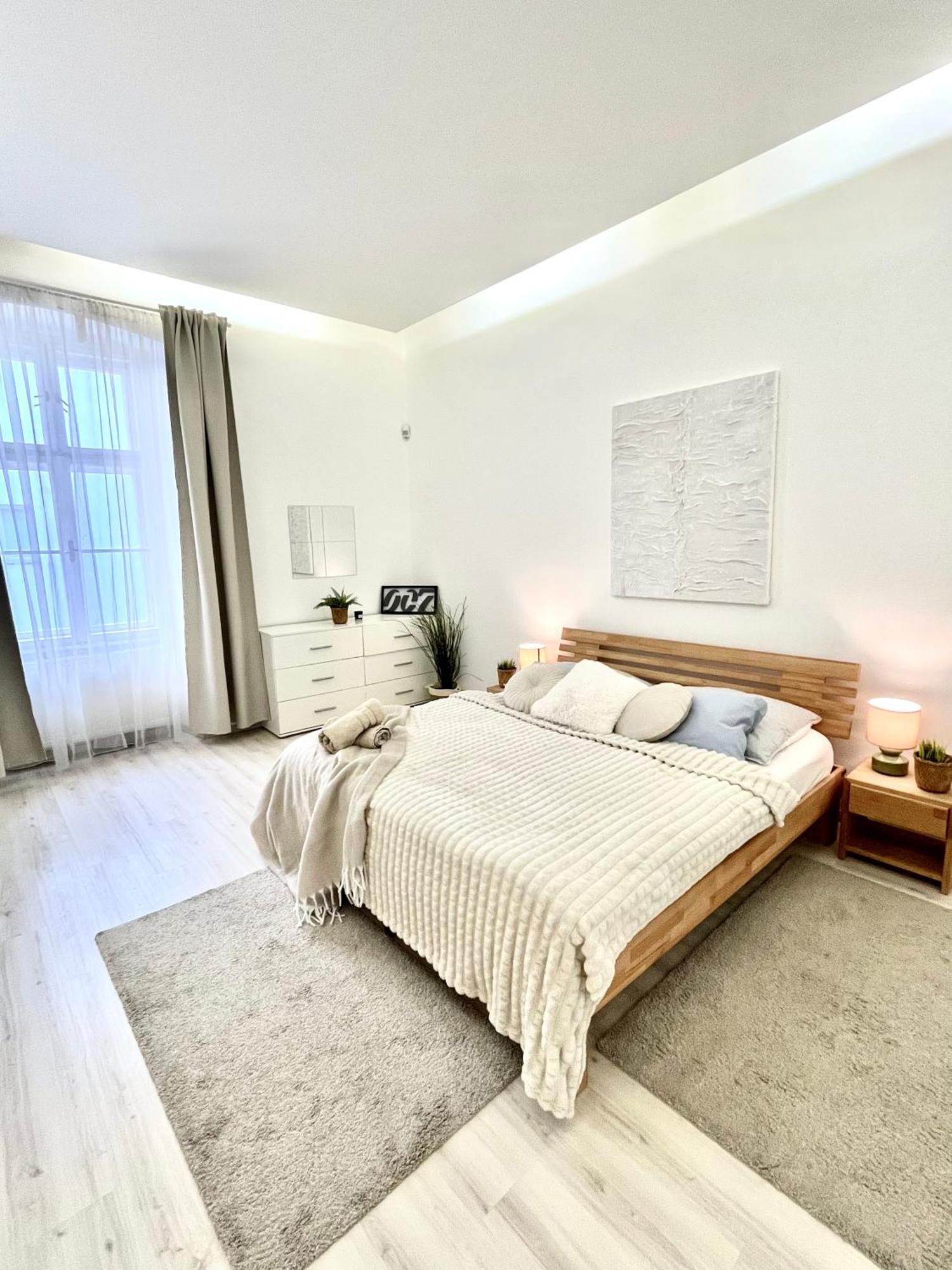 James Bond Apartment Old Town Bratislava Ngoại thất bức ảnh