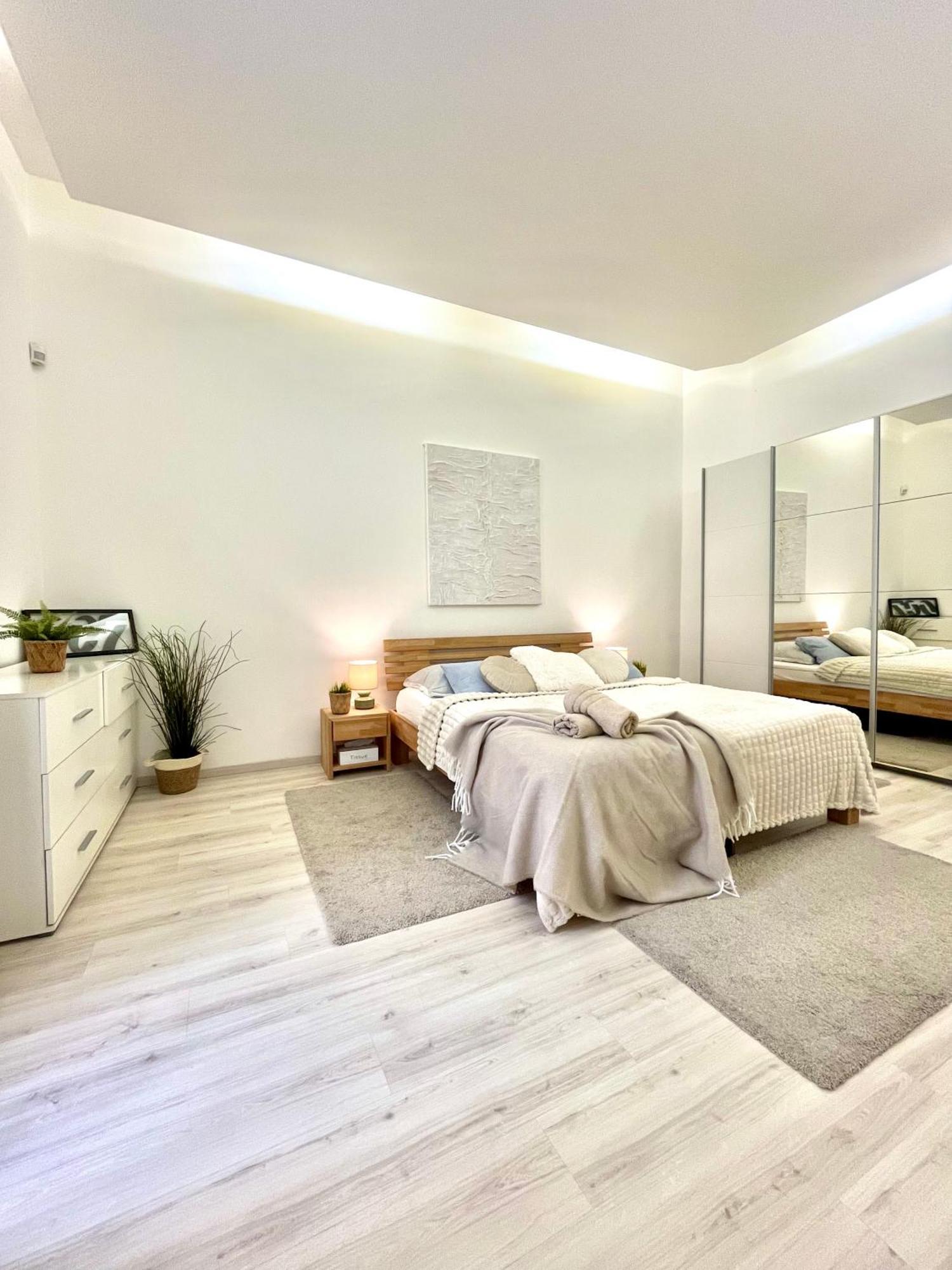 James Bond Apartment Old Town Bratislava Ngoại thất bức ảnh